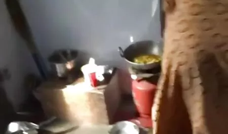زوجة شابة كانت تنتظر زوجها بالمنزل حتى تغسل لها الأماكن الحميمة عند ارشيف نسوانجي الرجل هي تداعب فمه مؤطرة الحمار نظيفة