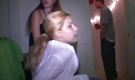 الرجل بعد ممارسة الجنس عن طريق الفم بدأت بجد بعنف دفع فتاة جميلة في فتحة منتديات نسوانجي محارم الشرج, حشو قضيبه طول الطريق