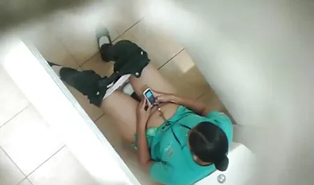أحمر قصص سكس موقع نسوانجي دونا جلس في الاعتصام بالقرب من الأريكة و يدفع لها هزاز في بوسها