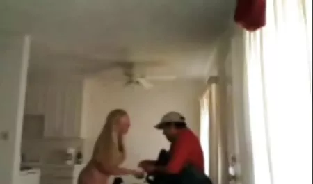 بضع يجعل الاباحية محلية الصنع. وقد وعد زوجته الشابة معطف الفرو في فصل الشتاء ، الرجل يأخذ من الكاميرا شرائح و يبدأ سكس محارم نسوانجي يمارس الجنس على الكاميرا. آراء على شبكة الإنترنت سوف تكون كافية بالنسبة معطف الفراء نفسك الخمر