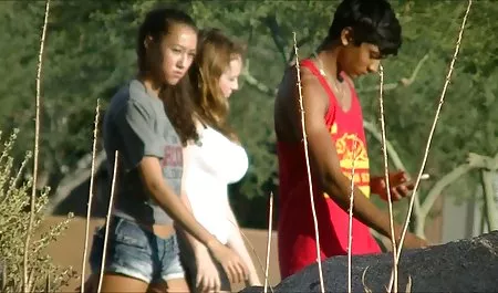 الشباب الساقطة تنتشر ساقيها على الأريكة قصص سكس عربي نسوانجي بالإصبع بوسها