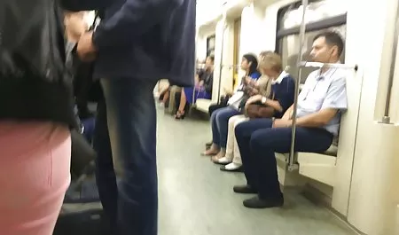 اثنين من مثلي الجنس من الرجال يكون قصص نسوانجي دياثة كبيرا من الوقت على الأريكة