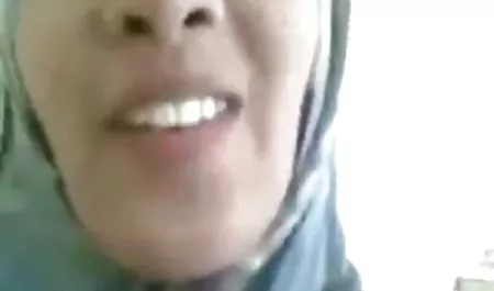 عند تعلم أن الزوج سوف تأتي متأخرا من العمل ، سكس نسوانجي قصص الصهباء العاهرة قررت الحصول على بعض المتعة مع أحد الجيران ، المداعبة مفلس وقحة, وقال انه يعطي لها تمتص على الدهون الديك والملاعين من الصعب على الطاولة