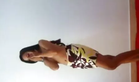جميلة مفلس الحلمة بحماس العصي على عضو من عشيقها. انها المداعبات له مع فمها و الفحل ارشيف نسوانجي يعطيها اللحس