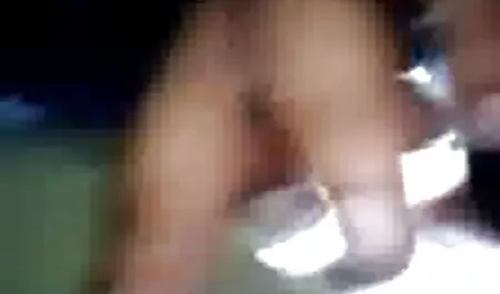 الكلبة مع يد واحدة يضغط الحلمة الثانية بالإصبع منتديات نسوانجي سكس لها البظر